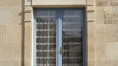 Encadrement de porte en pierre Auberoche ocre